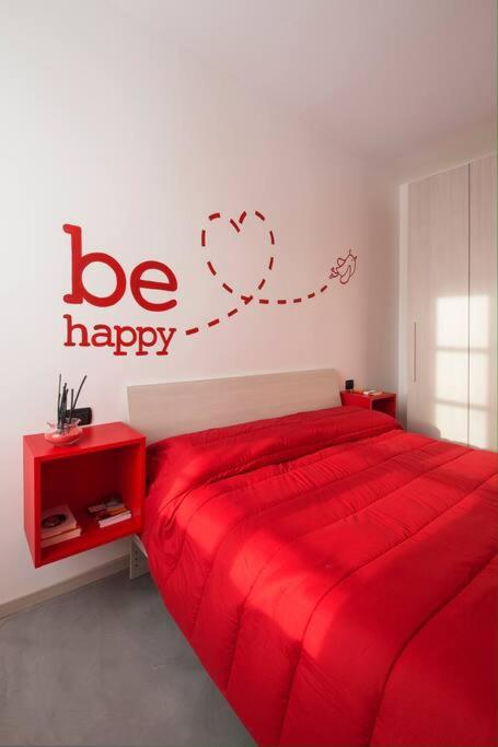 Be Happy - The House Of Travelers - Housity