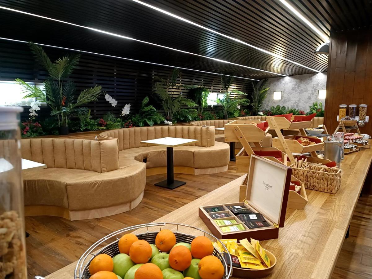 un hall d'entrée avec une table avec des fruits dessus dans l'établissement Hotel Turan & Spa, à Les Deux Alpes