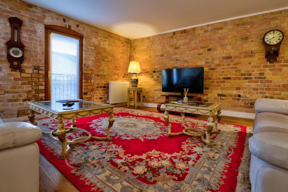 Luxurious 2Bed Suite -Town Centre - FREE WiFi - Housity