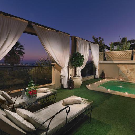 Piscina en o cerca de Royal Garden Villas, Luxury Hotel