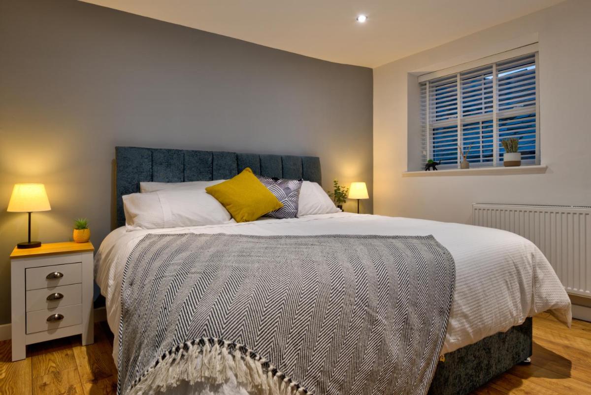 Central Stamford Retreat - Stylish 2-Bed Apartment & Parking - Housity