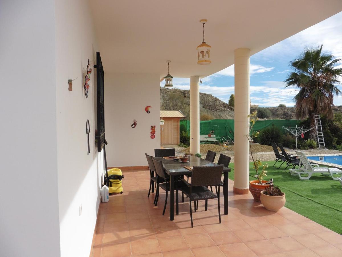 Lovely double room with private bathroom and seasonal pool - Housity