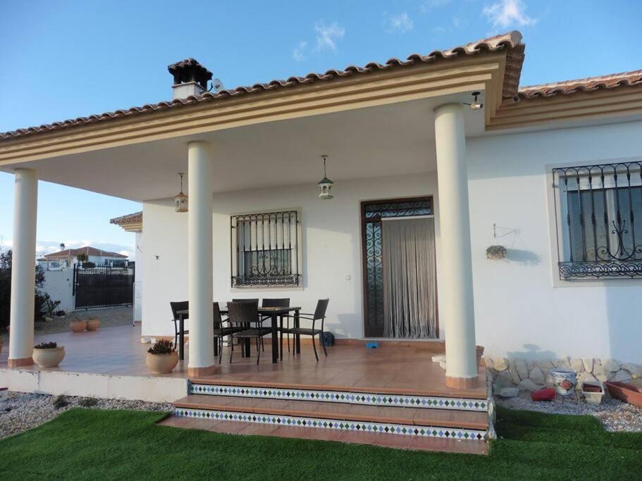 Lovely double room with private bathroom and seasonal pool - Housity