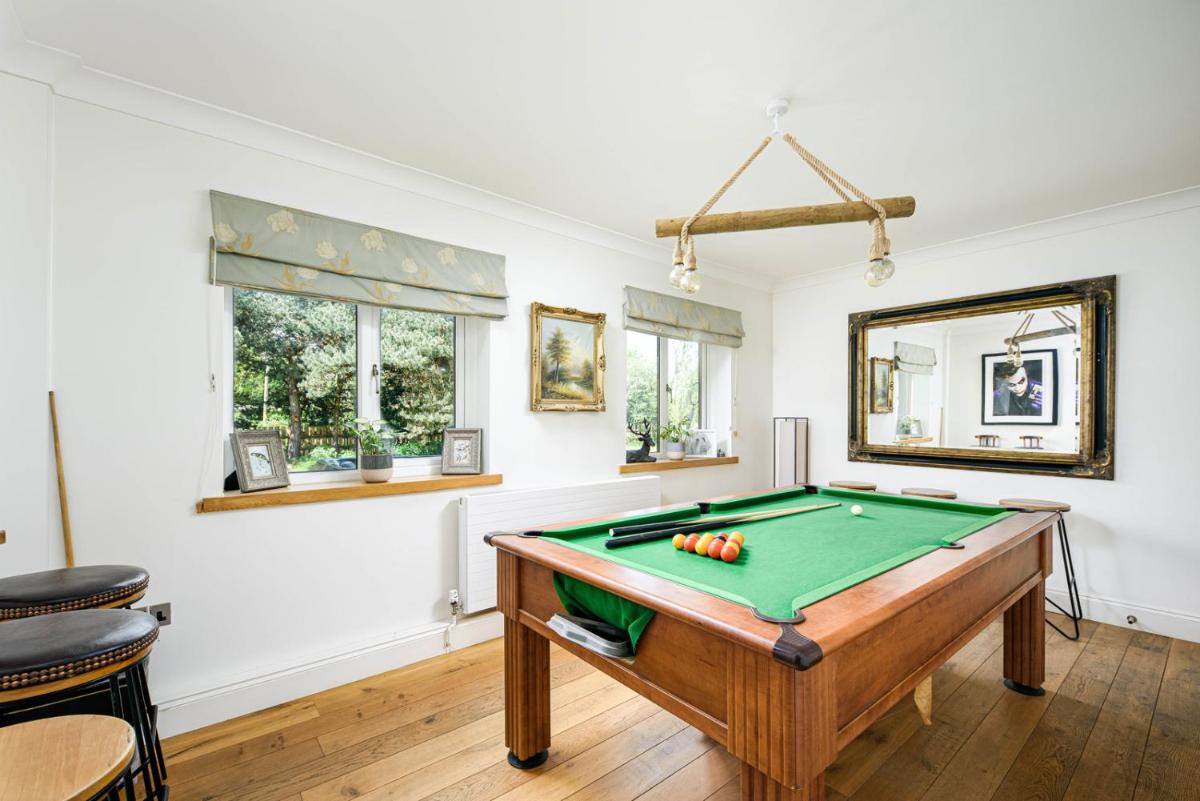 Cheerful 7-bedroom house with hot tub sleeps 24 - Housity