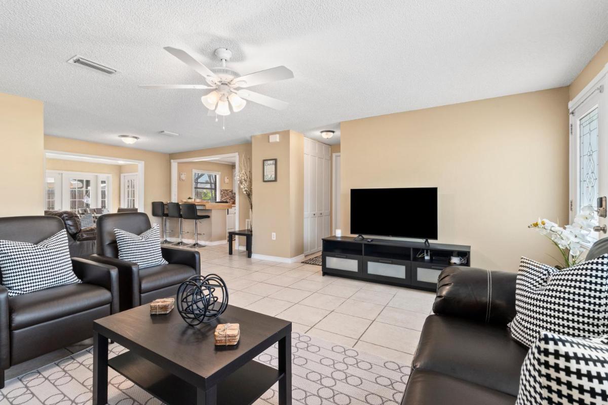 Cozy Family Getaway. Heated Pool and Spa - Housity