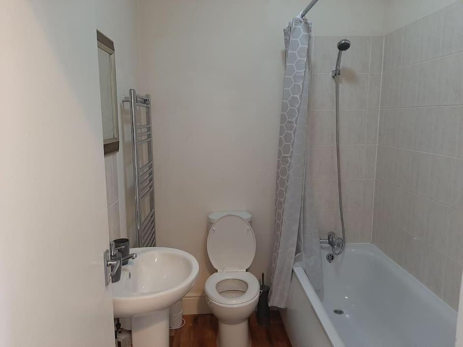 Spacious. Contractors. Brierley - Housity