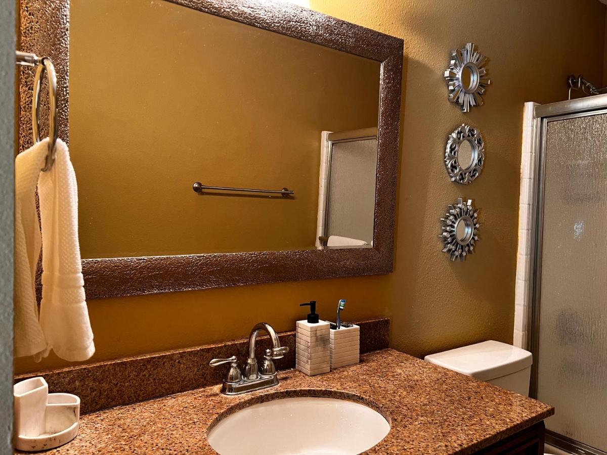 Modern Room With Shared Bathroom - Housity