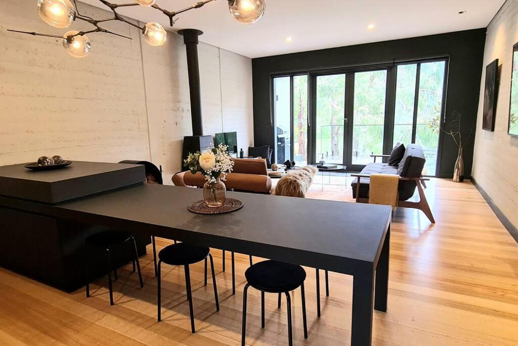 Lakeside Abode - Housity
