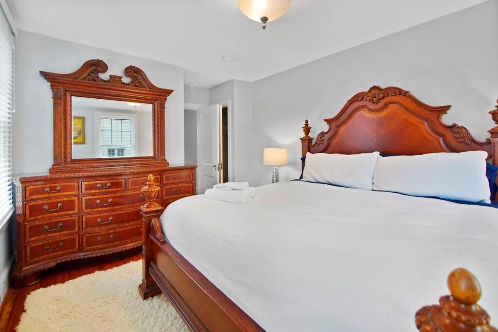 Chevy Chase 3 BR Chic Comfortable Spacious Luxury - Housity
