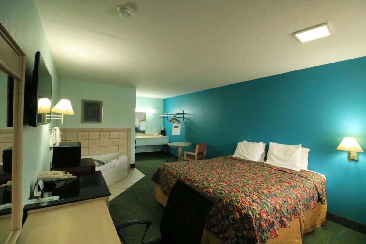 Travelodge by Wyndham Parkersburg - Housity