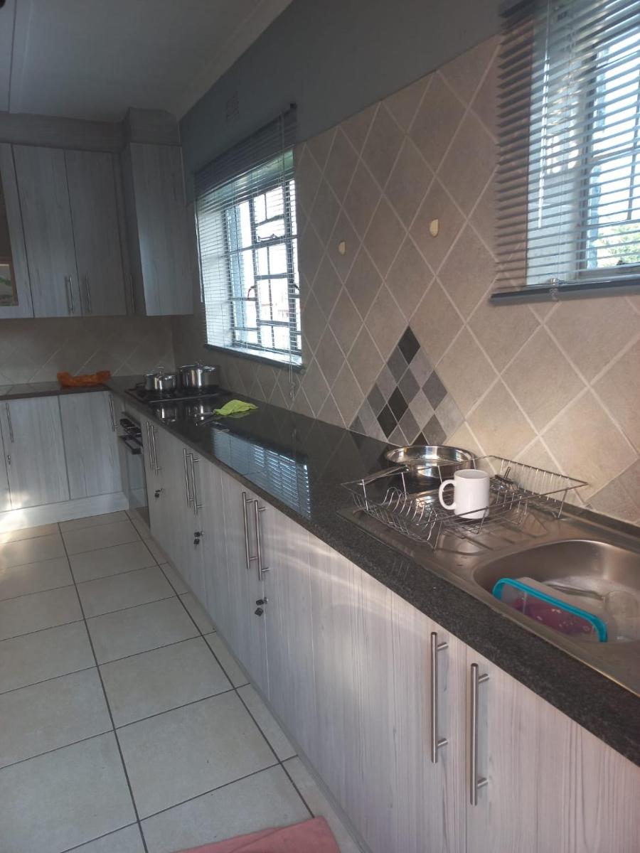 EMANGWENI GUESTLODGE - Housity