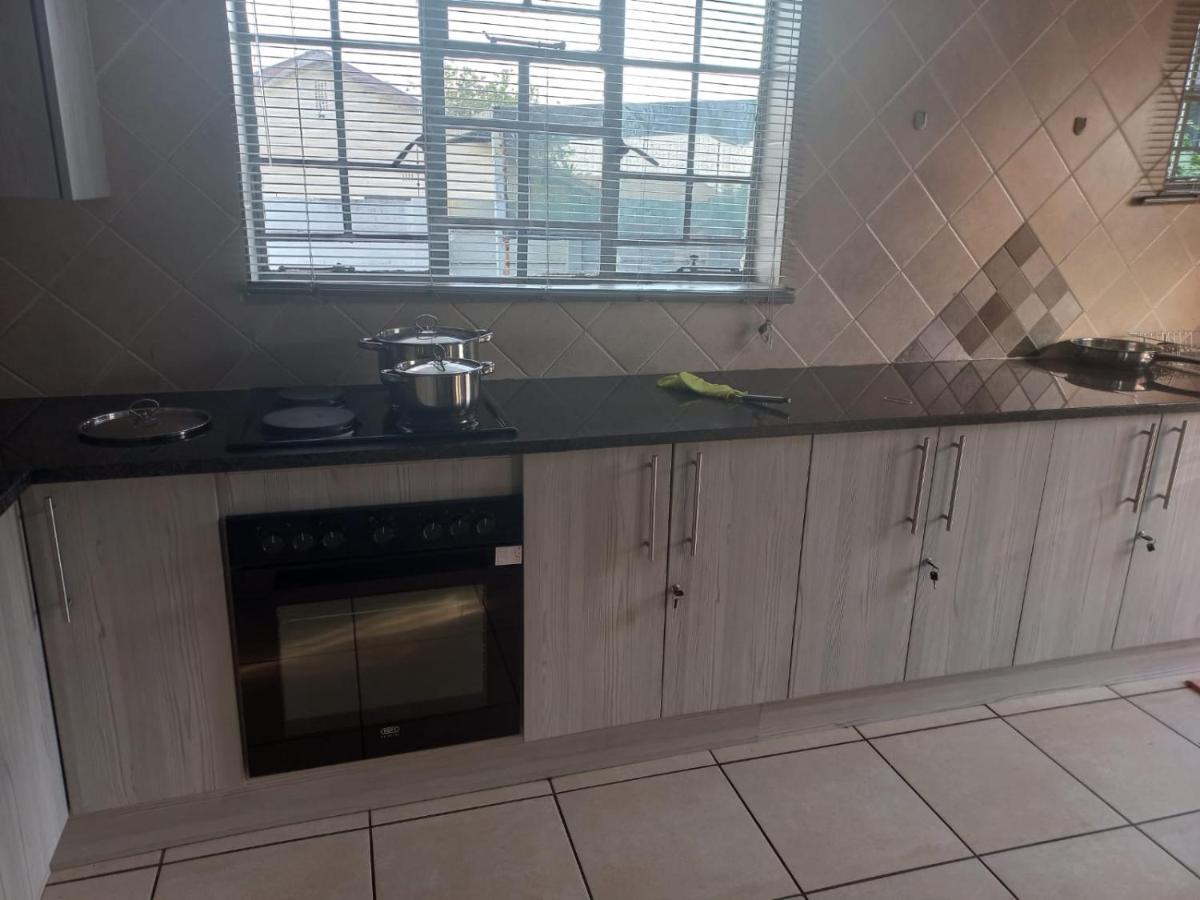 EMANGWENI GUESTLODGE - Housity