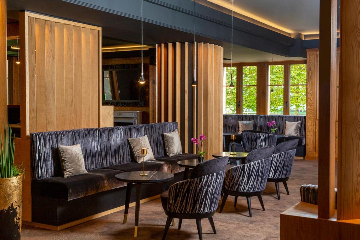 Coin salon dans l'établissement Hotel Spa Restaurant Domaine du Moulin