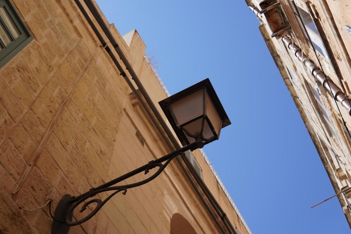 Il-Mezzanine Private traditional and walking distance to bus terminus - Housity