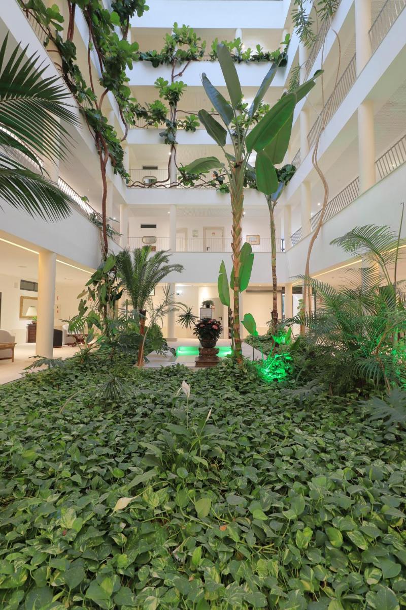 Um jardim no exterior de Vila Petra