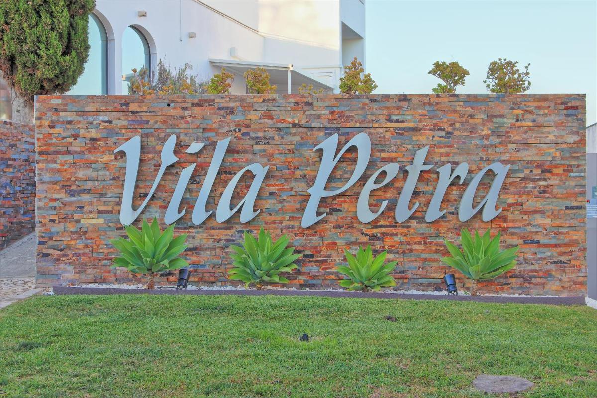 Um jardim no exterior de Vila Petra