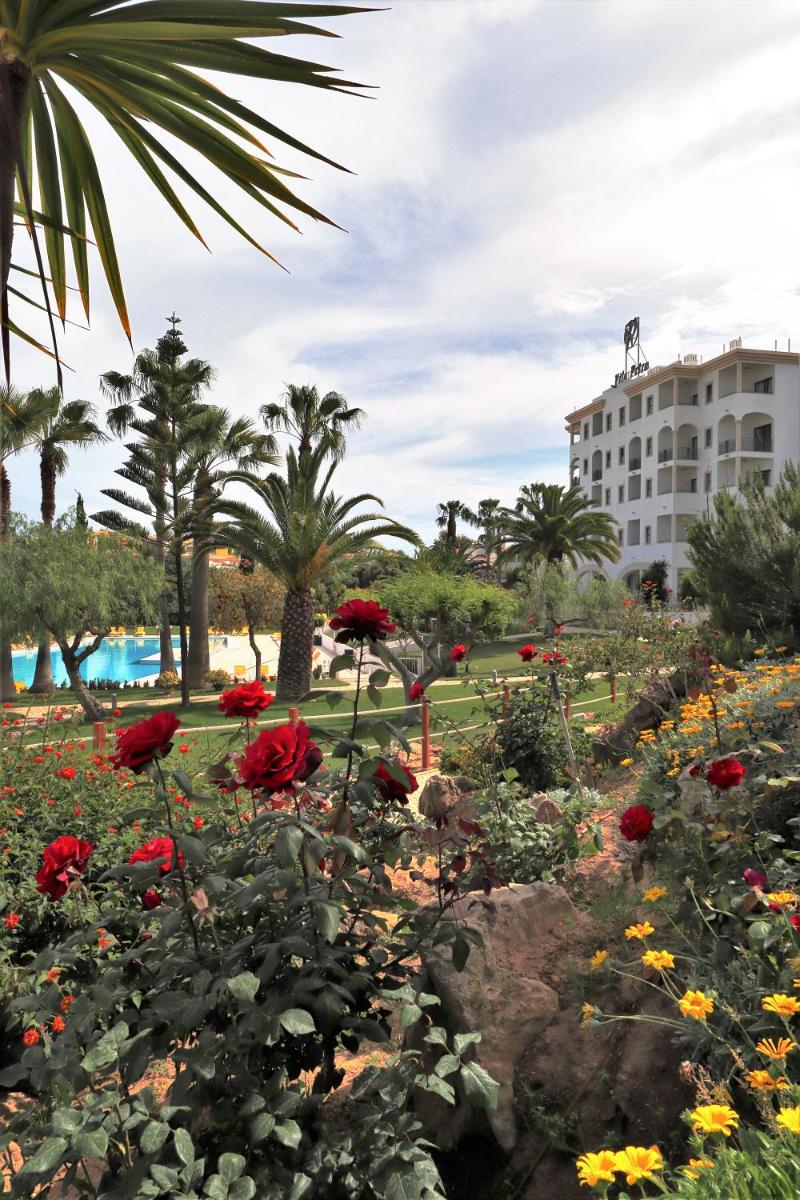 Um jardim no exterior de Vila Petra