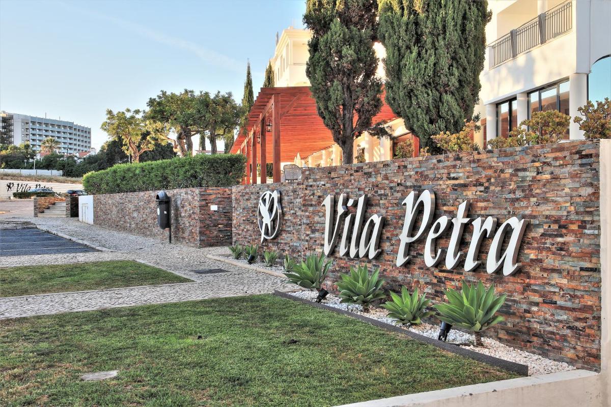 Um jardim no exterior de Vila Petra