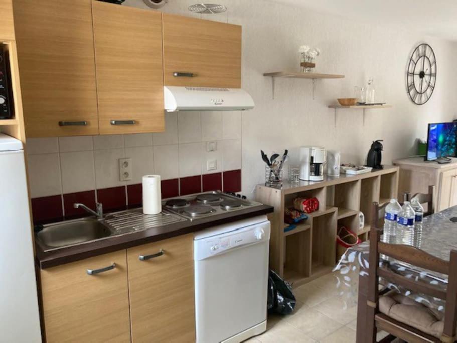 CONFORTABLE MAISON DANS VILLAGE VACANCES AVEC PISCINE A CAJARC - Housity