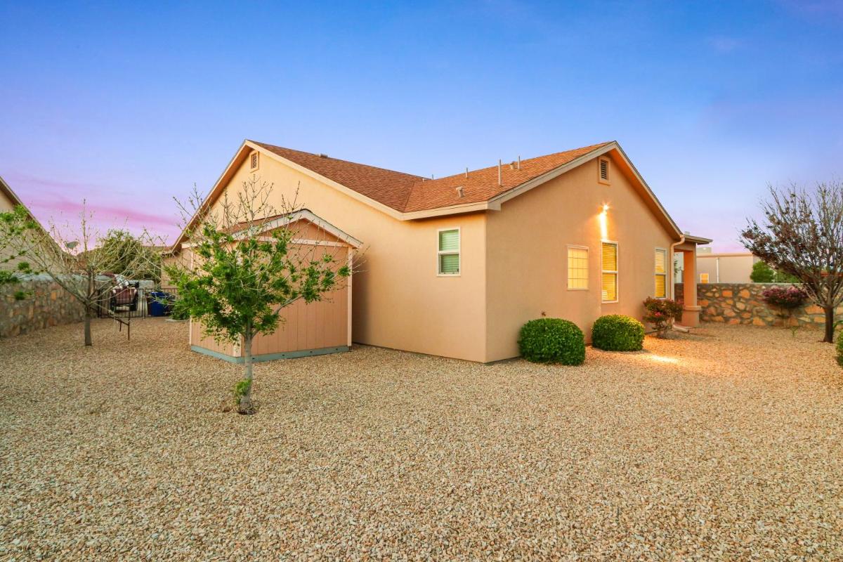 Comfy SW Home with Private Yard & Mountain Views! - Housity