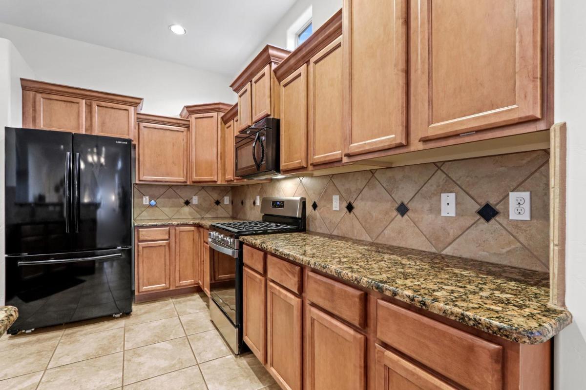 Comfy SW Home with Private Yard & Mountain Views! - Housity