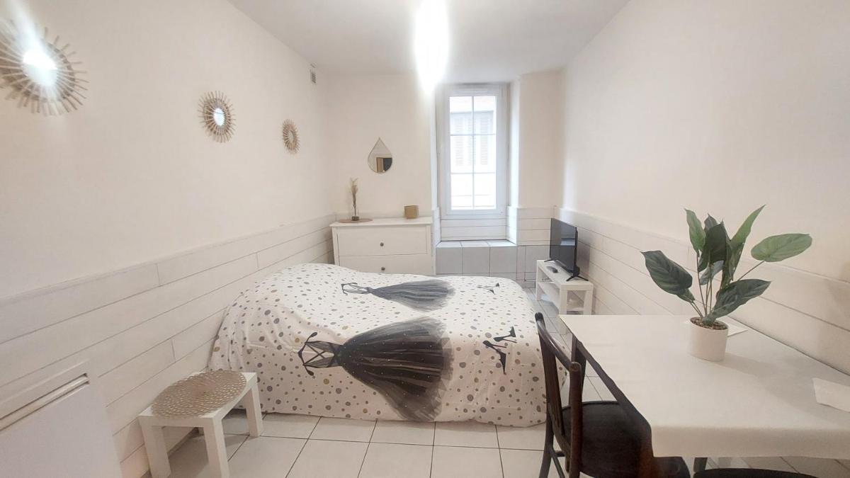 STUDIO MEUBLÉ AU PIED DU CHATEAU - Housity