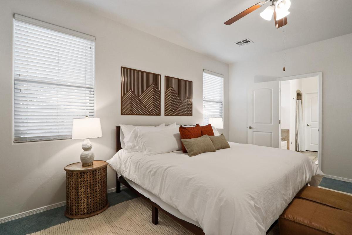Comfy SW Home with Private Yard & Mountain Views! - Housity