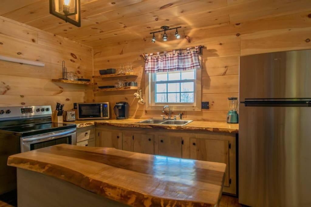 Rustic Ridge Getaway - Housity