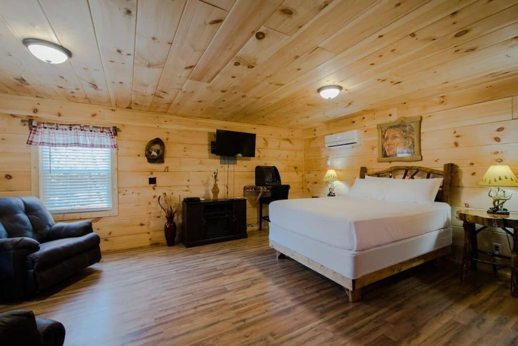 Rustic Ridge Getaway - Housity