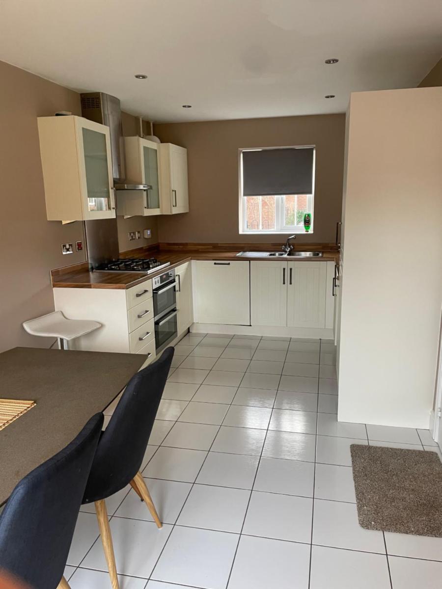 Stunning Large Detached Gloucester, 4 beds, 3 bedroom, 2 bathroom property, Nr Chelt, The Docks and Quays sleeps 6 - Housity