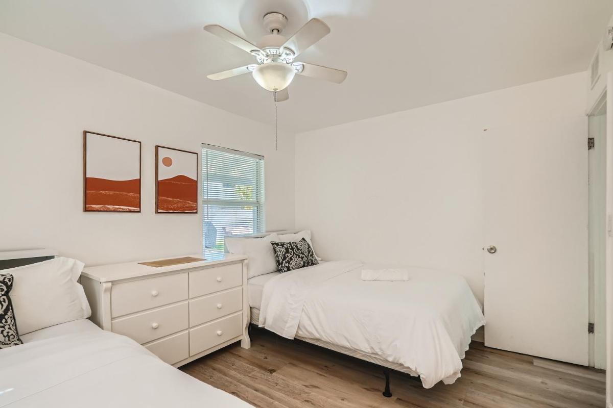 Hidden Oasis ** Stunning 2 BR ** Sunset Shores - Housity