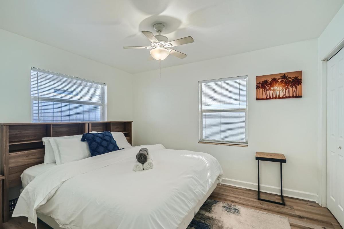 Hidden Oasis ** Stunning 2 BR ** Sunset Shores - Housity