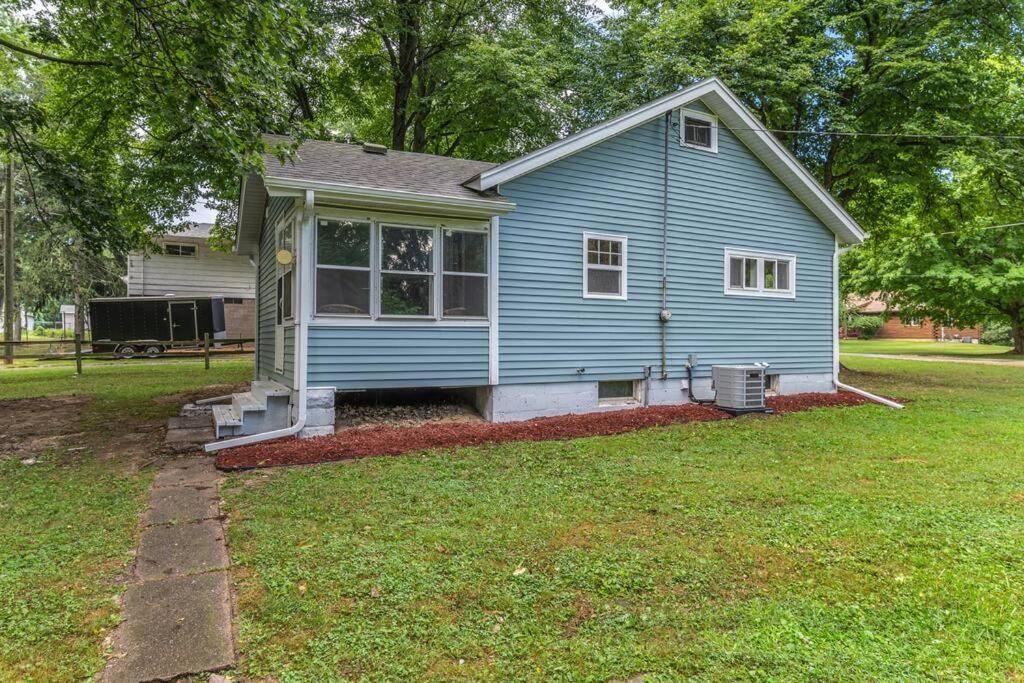 Cheerful 2BR Cottage on a Private Road - Housity