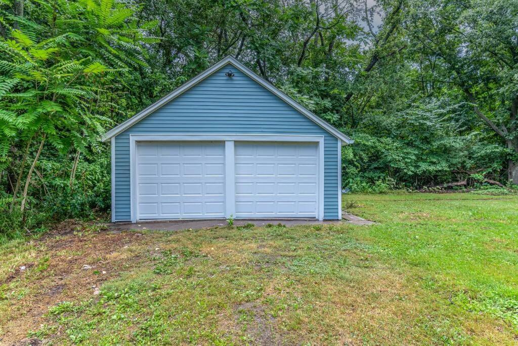 Cheerful 2BR Cottage on a Private Road - Housity