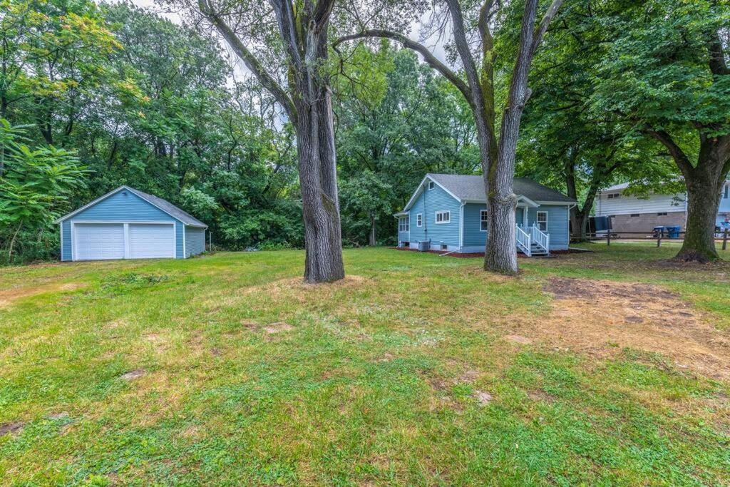 Cheerful 2BR Cottage on a Private Road - Housity