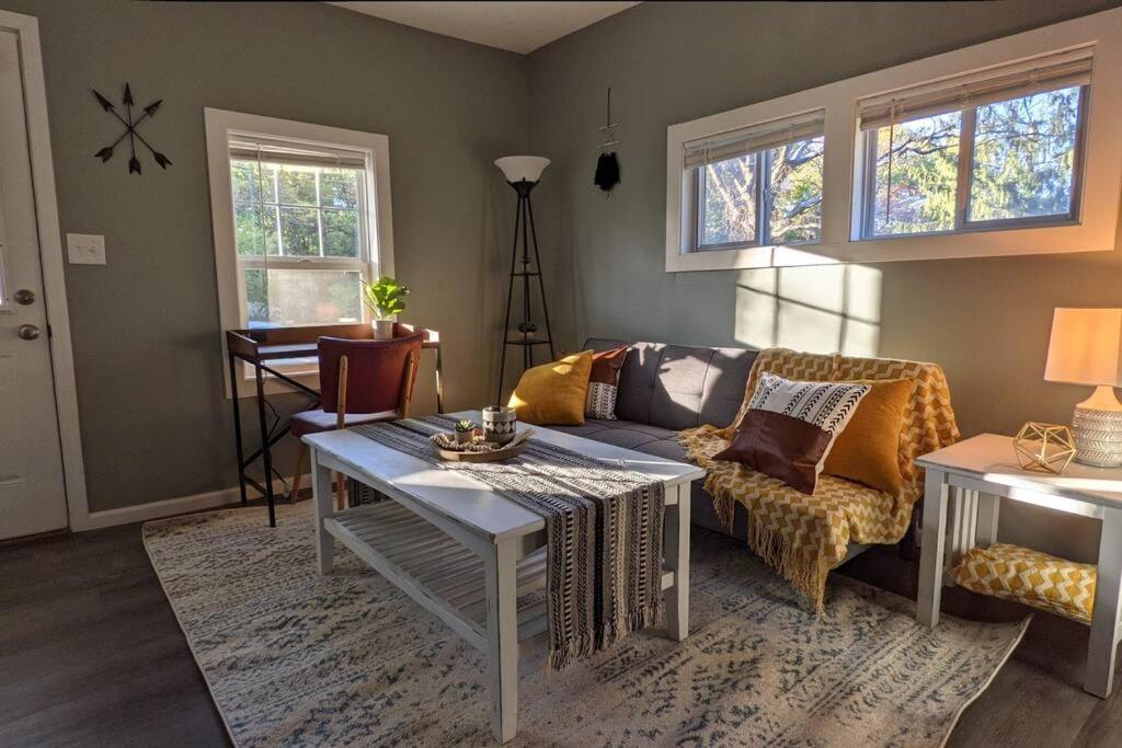 Cheerful 2BR Cottage on a Private Road - Housity