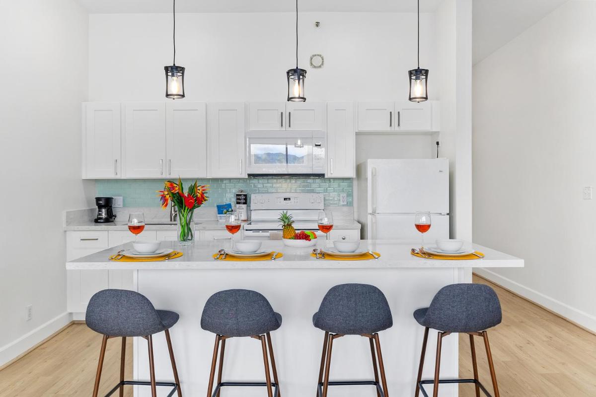 Fully Renovated 1BR with King Bed, Parking & Close to the Beach - Housity