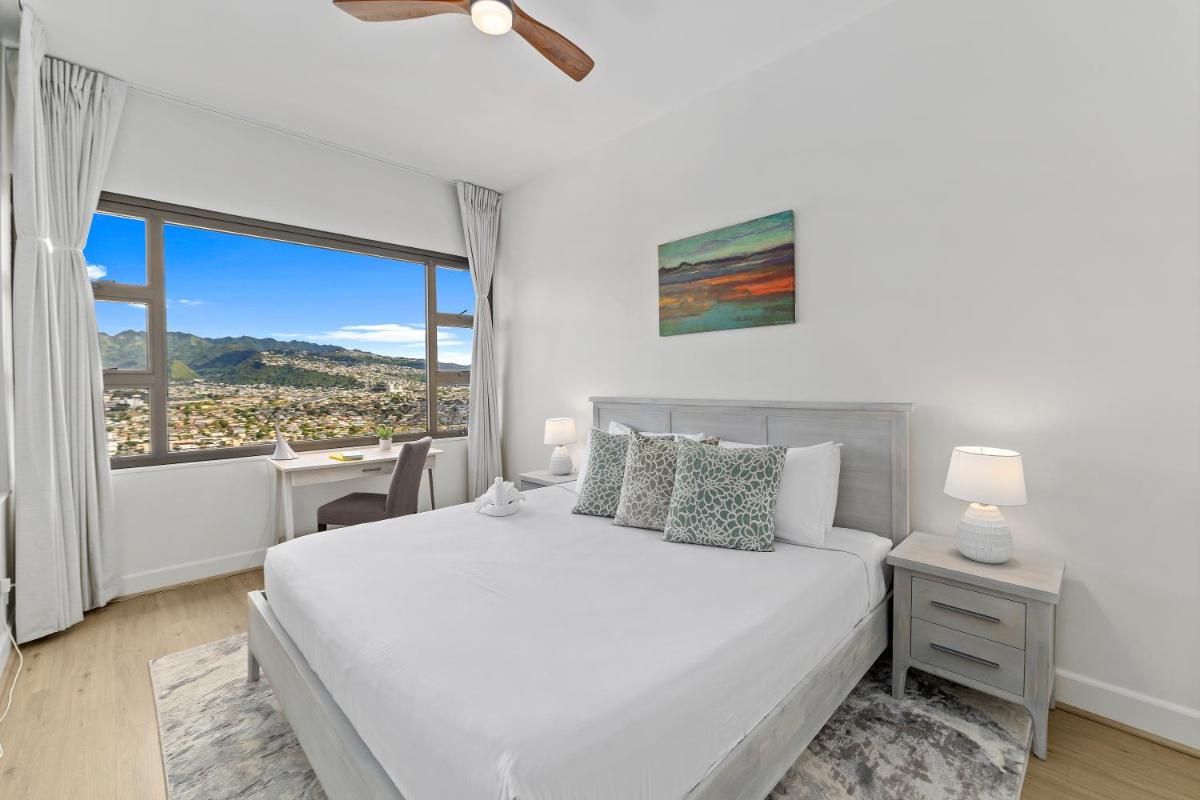 Fully Renovated 1BR with King Bed, Parking & Close to the Beach - Housity
