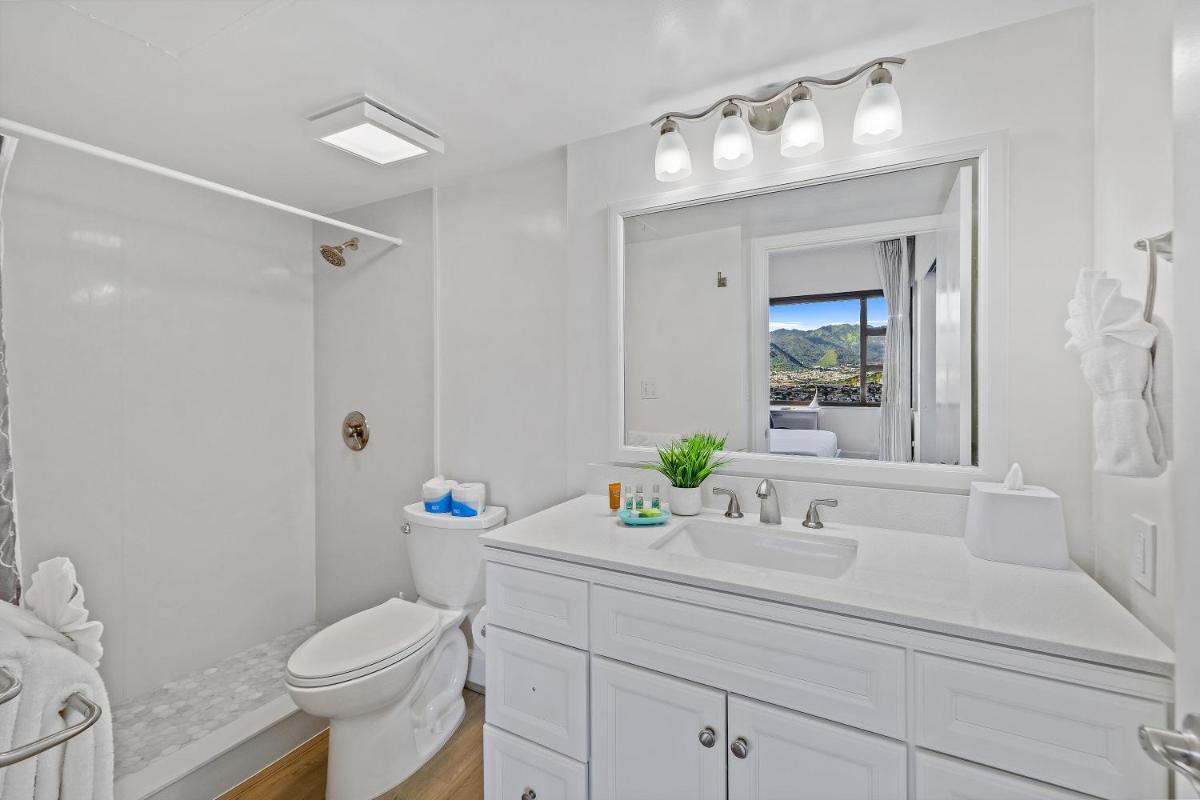 Suitetrails - Fully Renovated 1BR with King Bed, Great Mountain Views, and Free Parking!