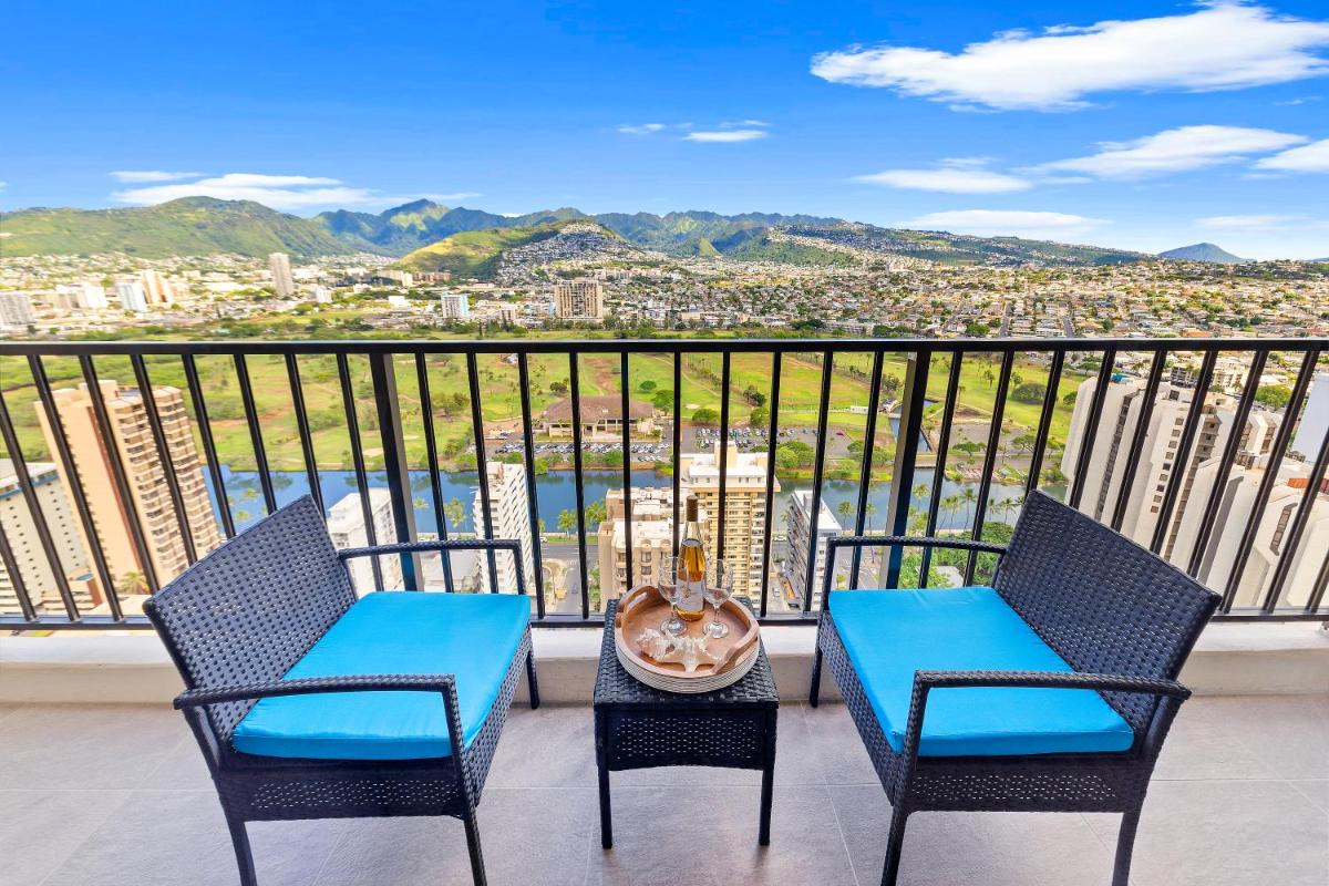 Fully Renovated 1BR with King Bed, Parking & Close to the Beach - Housity