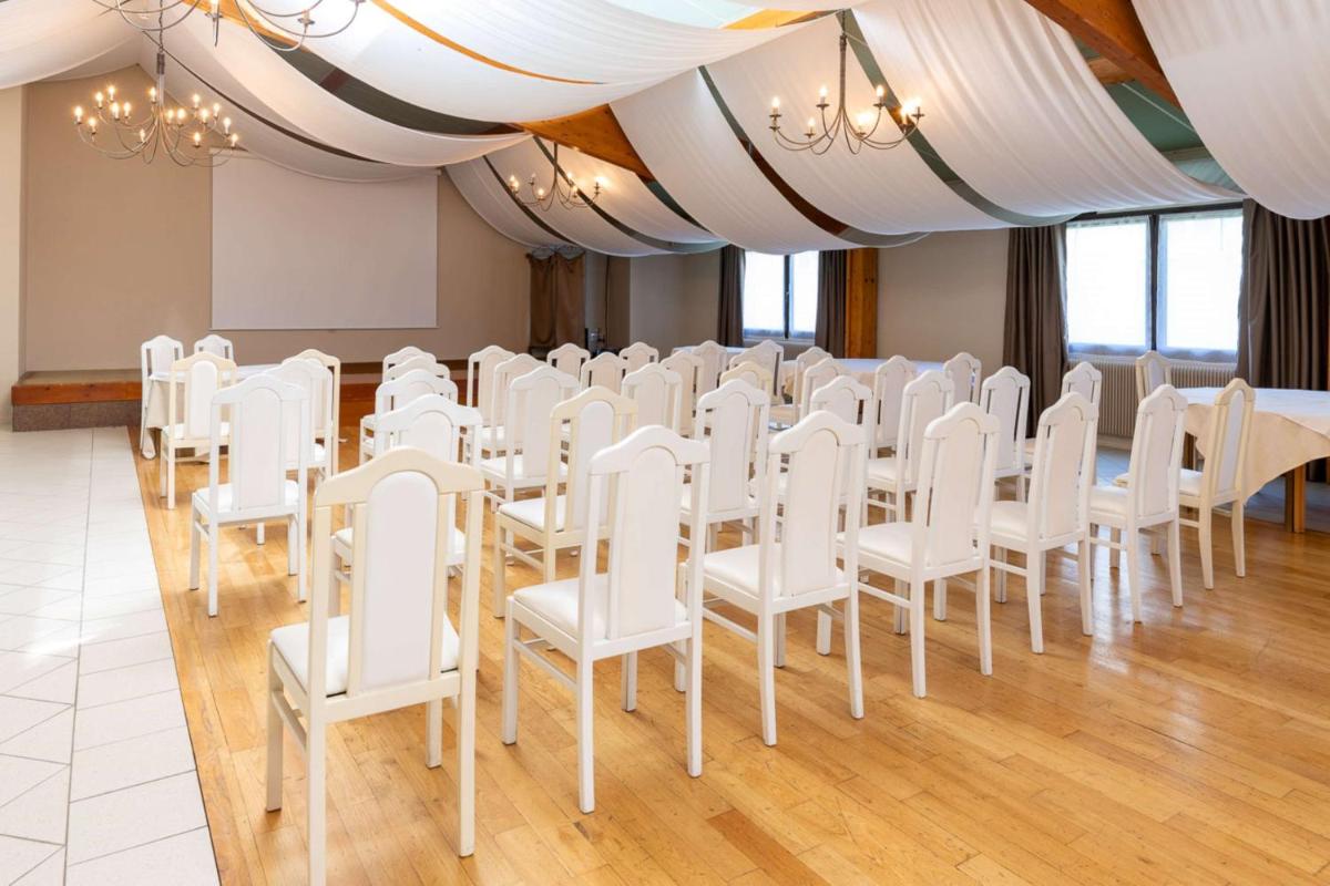 Espace de conférence ou salle de réunion dans l'établissement Best Western Le Relais de Laguiole Hôtel & Spa