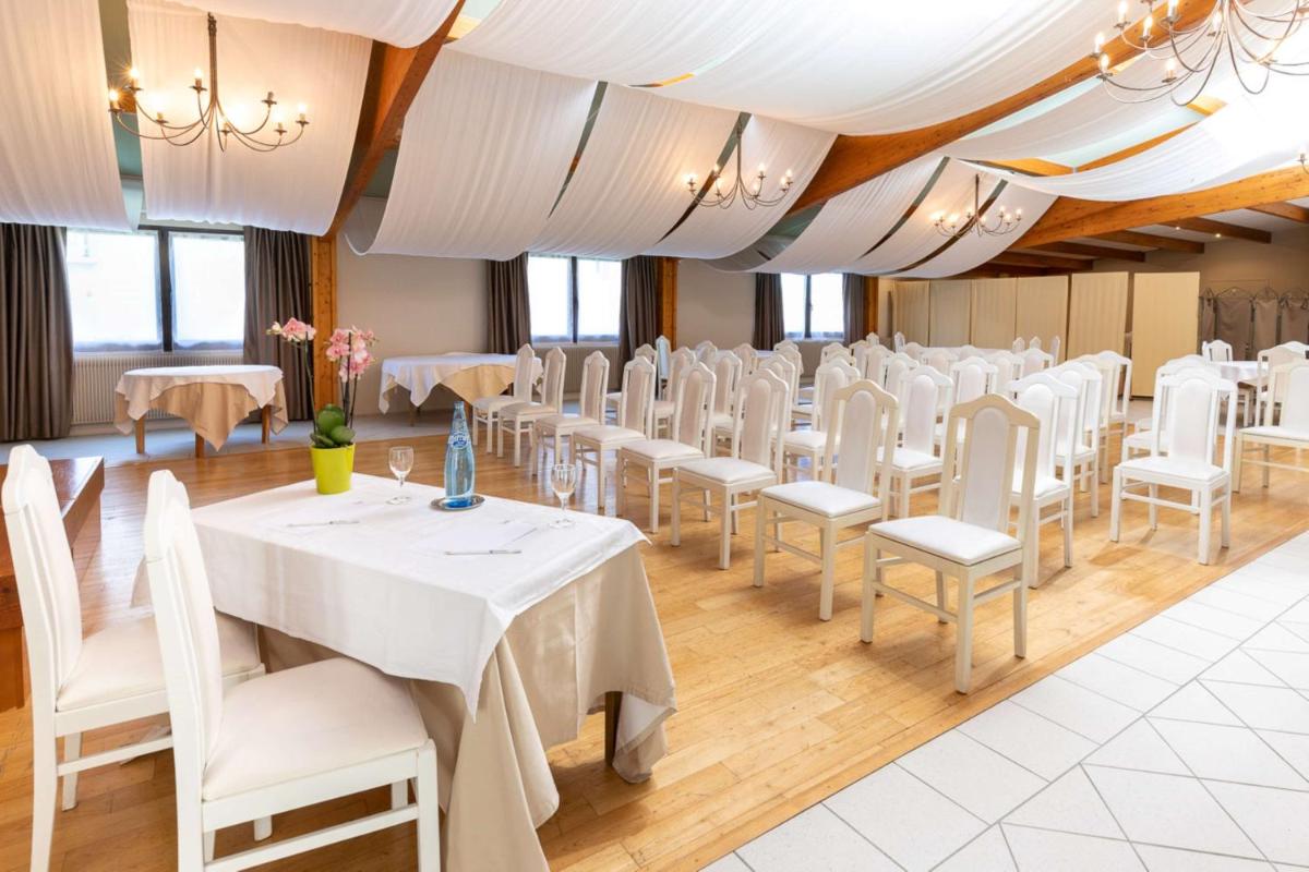 Coin salon dans l'établissement Best Western Le Relais de Laguiole Hôtel & Spa
