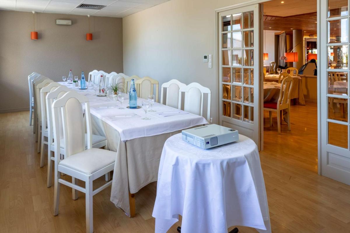 Restaurant ou autre lieu de restauration dans l'établissement Best Western Le Relais de Laguiole Hôtel & Spa