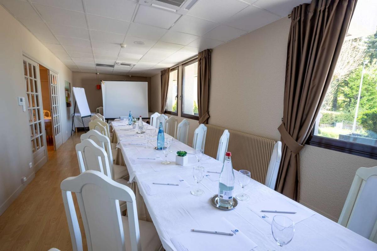 Espace de conférence ou salle de réunion dans l'établissement Best Western Le Relais de Laguiole Hôtel & Spa