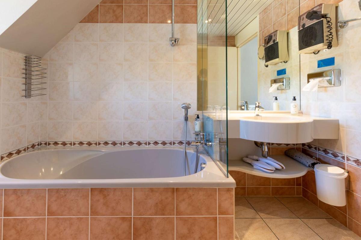 Salle de bains dans l'établissement Best Western Le Relais de Laguiole Hôtel & Spa