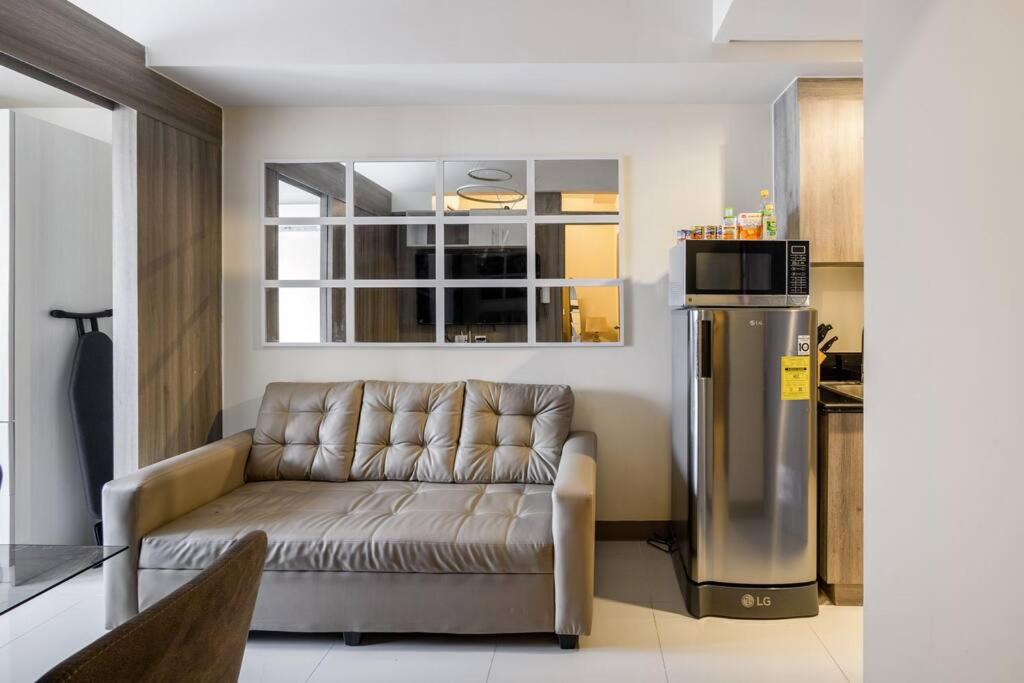 Luxury Sunset Views and Prime Location near CCP MOA with WIFI Parking - Housity