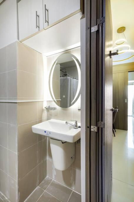 Luxury Sunset Views and Prime Location near CCP MOA with WIFI Parking - Housity
