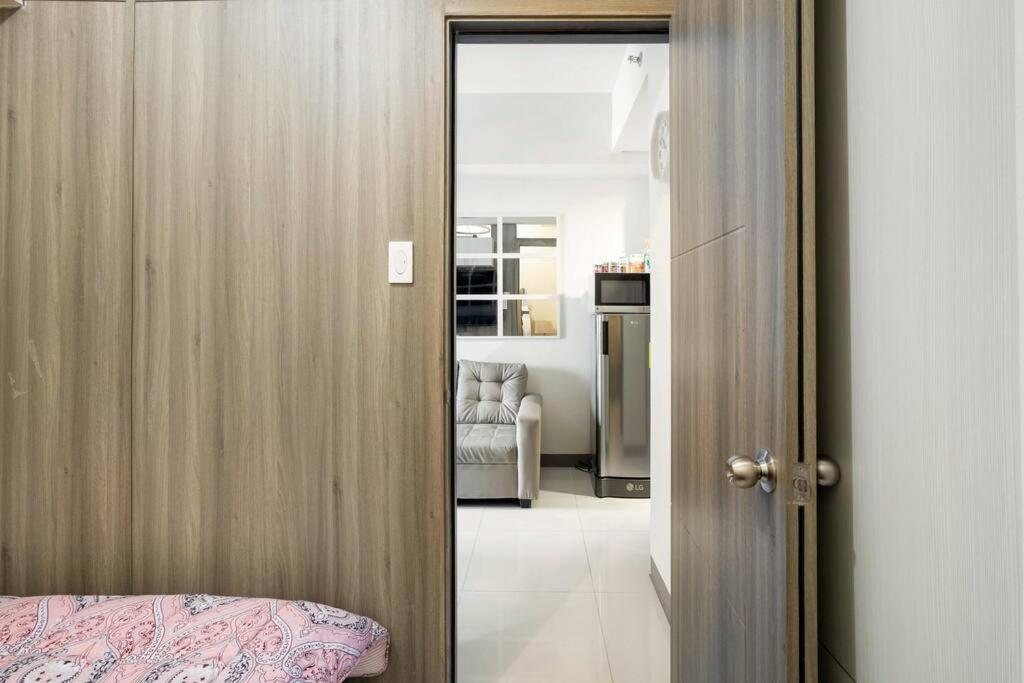 Luxury Sunset Views and Prime Location near CCP MOA with WIFI Parking - Housity