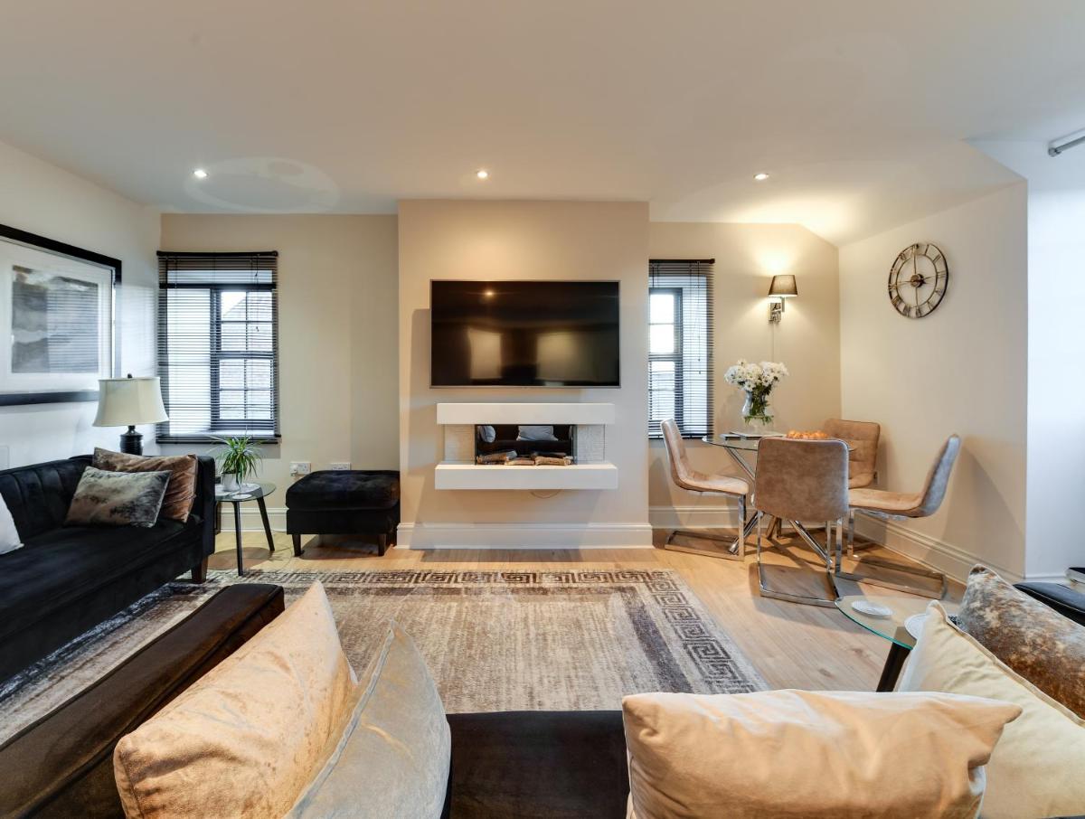 Wigan Central I 1 & 2 Bed Executive Apartments I Family Rooms I Private Balcony I Free Parking - Housity