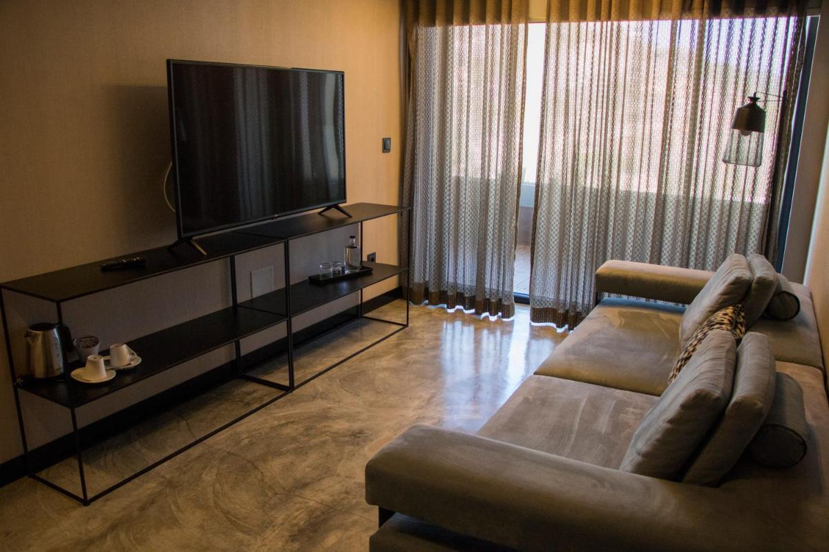 Uma televisão e/ou sistema de entretenimento em Well Hotel & Spa